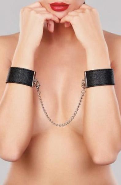 Adore Wrist Cuffs With Chain Handbojor